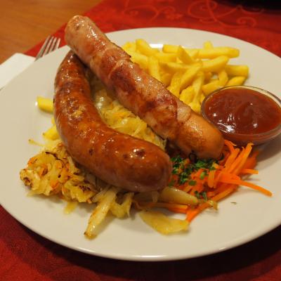 2 Bratwürstel serviert mit Pomes frittes, Kraut und Ketchup - Restaurant Lubella in Wien Führichgasse 1