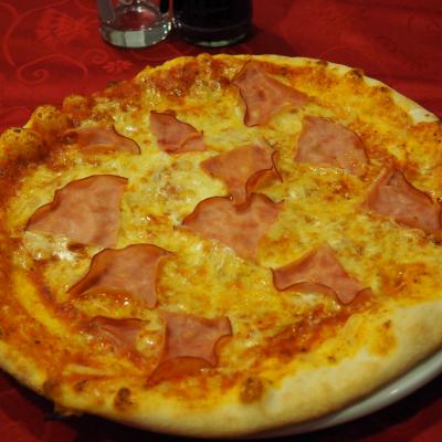 Pizza Cardinale 32 cm, handmade, topped with cheese, ham and tomatoes - Restaurant Lubella in Vienna, Führichgasse 1