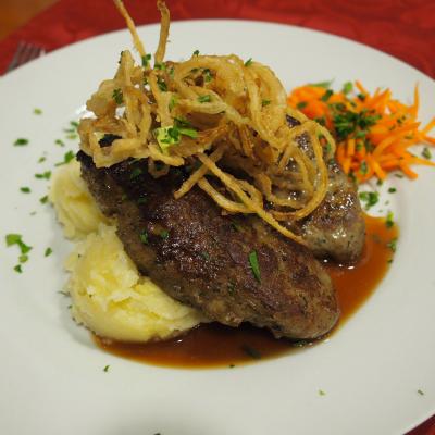 Onion roast beef served with fried onions, mashed potatoes and carrot salad - Restaurant Lubella in Vienna, Führichgasse 1